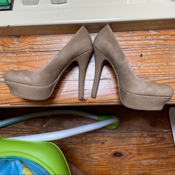 JLo Lana Tan Heels - Picture 3 of 7